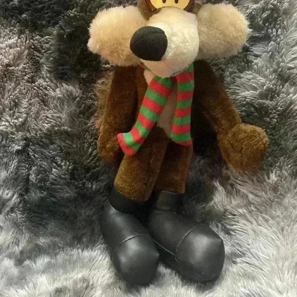 Vintage Wile E.  Coyote Plush
1997 Ace 13" With Santa Hat - Picture 7 of 16